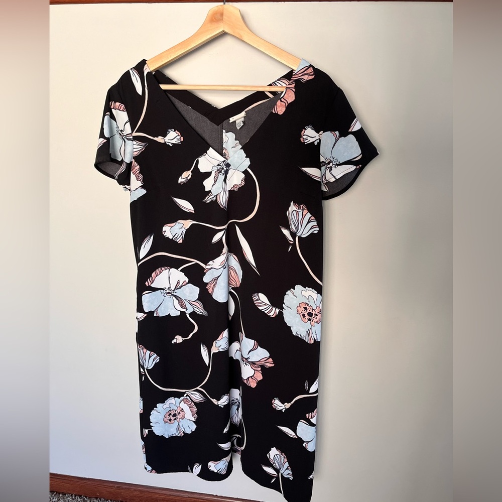 A New Day Womens Black Floral V-Neck Short Sleeve Shift Mini Dress M VN1055164‎